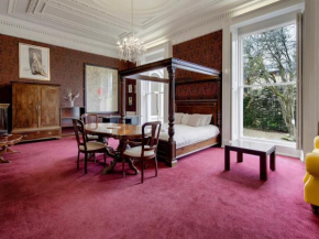 Pass the Keys The King Room Free Parking
